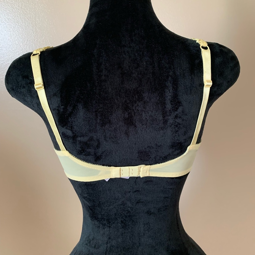 Victoria's Secret Lace Underwire Bra in Cream - Picture 5 of 7